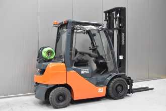 Wózki widłowe używane TOYOTA 06-8FG25F /58385/ GAS VIERRADFRONTSTAPLER (13061172)