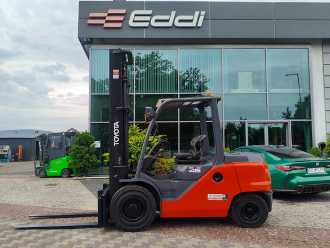 Wózki widłowe używane TOYOTA 40-8FD45N DIESEL VIERRADFRONTSTAPLER (13064345)