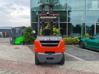 Wózki widłowe używane TOYOTA 40-8FD45N DIESEL VIERRADFRONTSTAPLER (13064345)