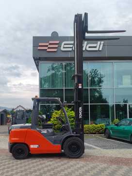 Wózki widłowe używane TOYOTA 40-8FD45N DIESEL VIERRADFRONTSTAPLER (13064345)