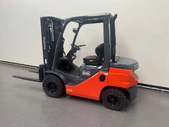 Wózki widłowe używane TOYOTA 52-8 FDF 25 DIESEL VIERRADFRONTSTAPLER (13071646)