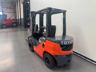 Wózki widłowe używane TOYOTA 52-8 FDF 25 DIESEL VIERRADFRONTSTAPLER (13071647)