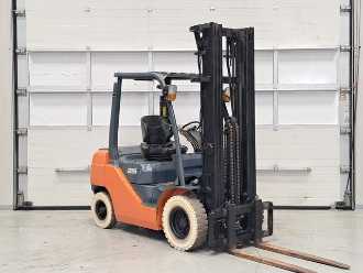 Wózki widłowe używane TOYOTA 52-8FD25 DIESEL VIERRADFRONTSTAPLER (13058631)
