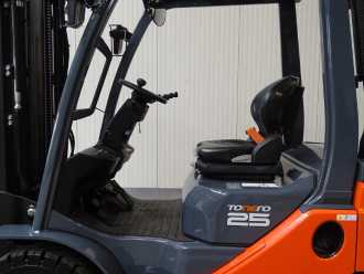 Wózki widłowe używane TOYOTA 52-8FDF25 - DEMO - TRIPLEX DIESEL VIERRADFRONTSTAPLER (13067158)