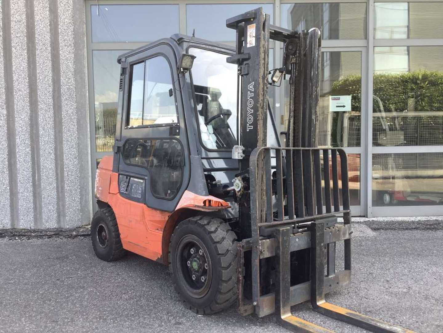 Wózki widłowe używane TOYOTA 62-7FDF30 DIESEL VIERRADFRONTSTAPLER (13064390)