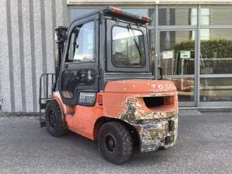 Wózki widłowe używane TOYOTA 62-7FDF30 DIESEL VIERRADFRONTSTAPLER (13064390)
