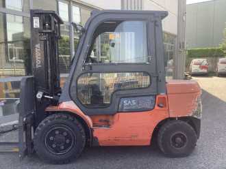 Wózki widłowe używane TOYOTA 62-7FDF30 DIESEL VIERRADFRONTSTAPLER (13064390)