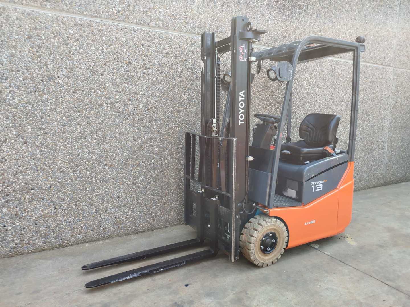 Wózki widłowe używane TOYOTA 7FBEST13 LI ELEKTRO DREIRADFRONTSTAPLER (13067372)