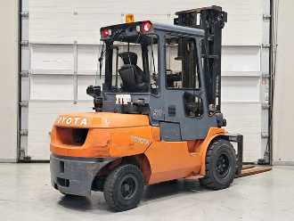 Wózki widłowe używane TOYOTA 7FDA50 DIESEL VIERRADFRONTSTAPLER (13053923)