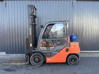 Wózki widłowe używane TOYOTA 8FGF25 GAS VIERRADFRONTSTAPLER (13040939)
