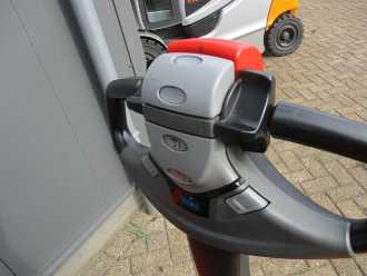 Wózki widłowe używane TOYOTA SWE 080L ELEKTRO HOCHHUBWAGENDEICHSEL (13058620)