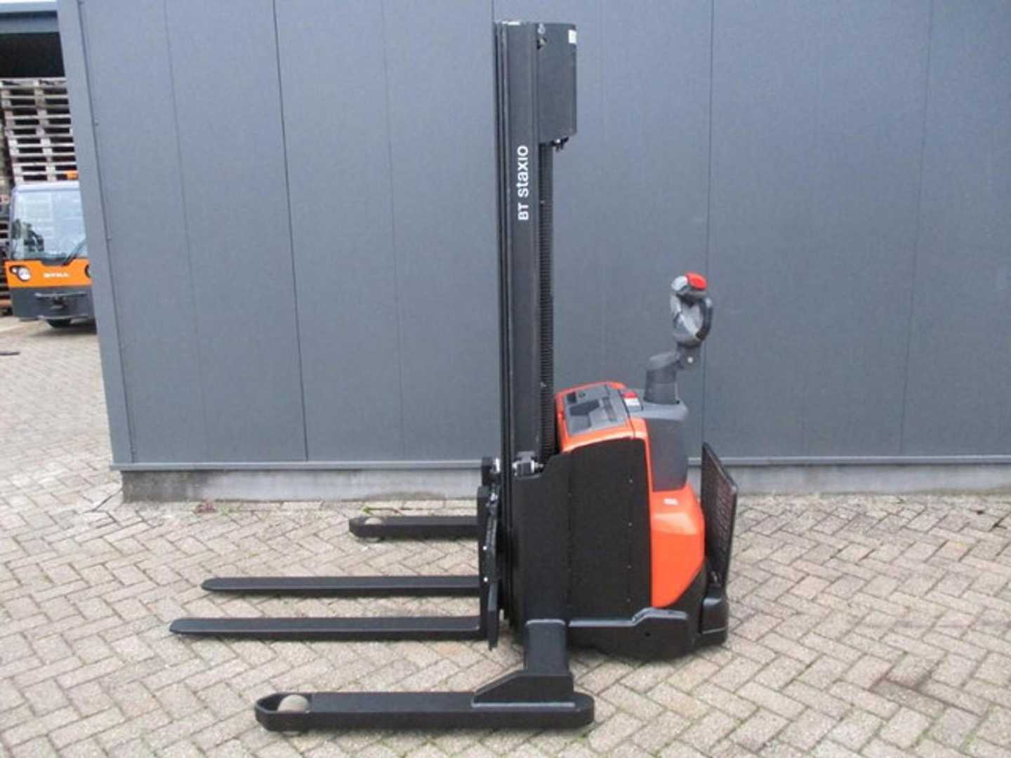 Wózki widłowe używane TOYOTA SWE120S ELEKTRO HOCHHUBWAGENFAHRERSTAND (13042279)