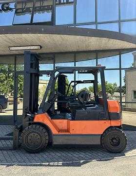 Wózki widłowe używane TOYOTA 𝟕𝐅𝐁𝐌𝐅𝟒𝟓 ELEKTRO VIERRADFRONTSTAPLER (13045256)