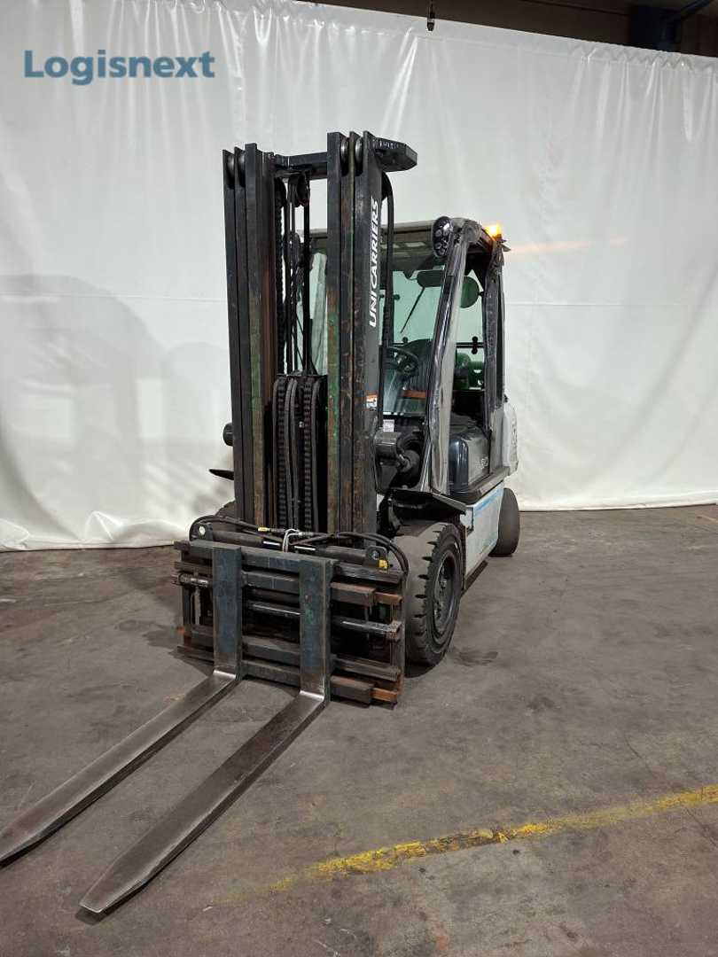Wózki widłowe używane UNICARRIERS DX 30 GAS VIERRADFRONTSTAPLER (13069857)