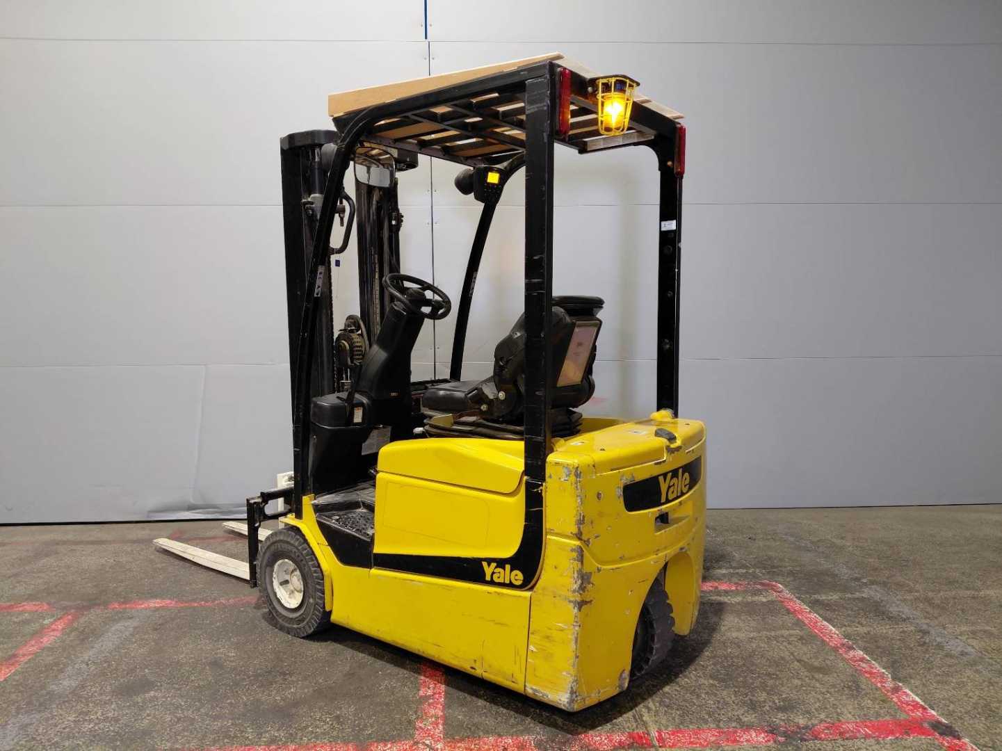 Wózki widłowe używane YALE ERP13-15VC ELEKTRO DREIRADFRONTSTAPLER (13072636)